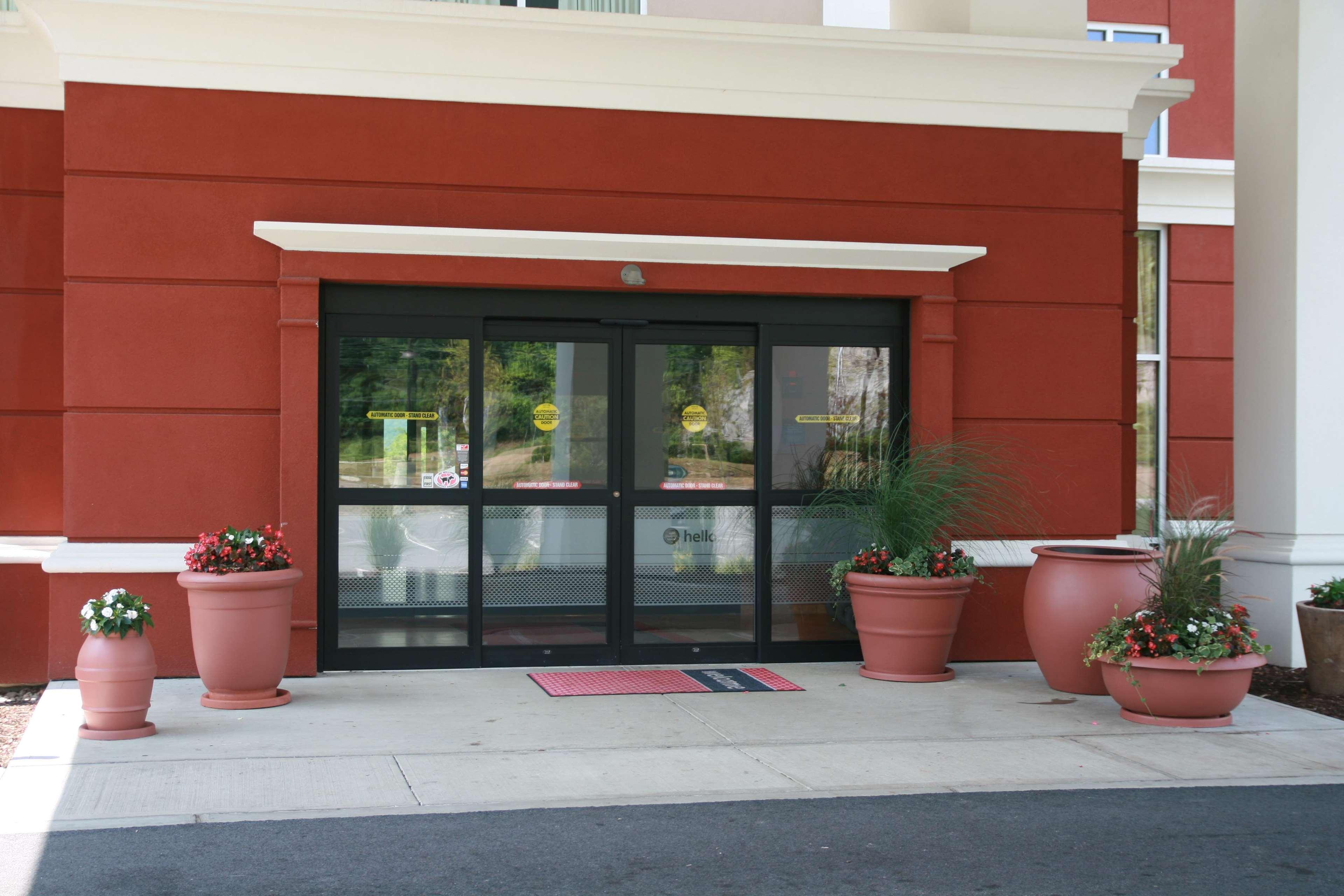 Hampton Inn & Suites Poughkeepsie Spackenkill Экстерьер фото