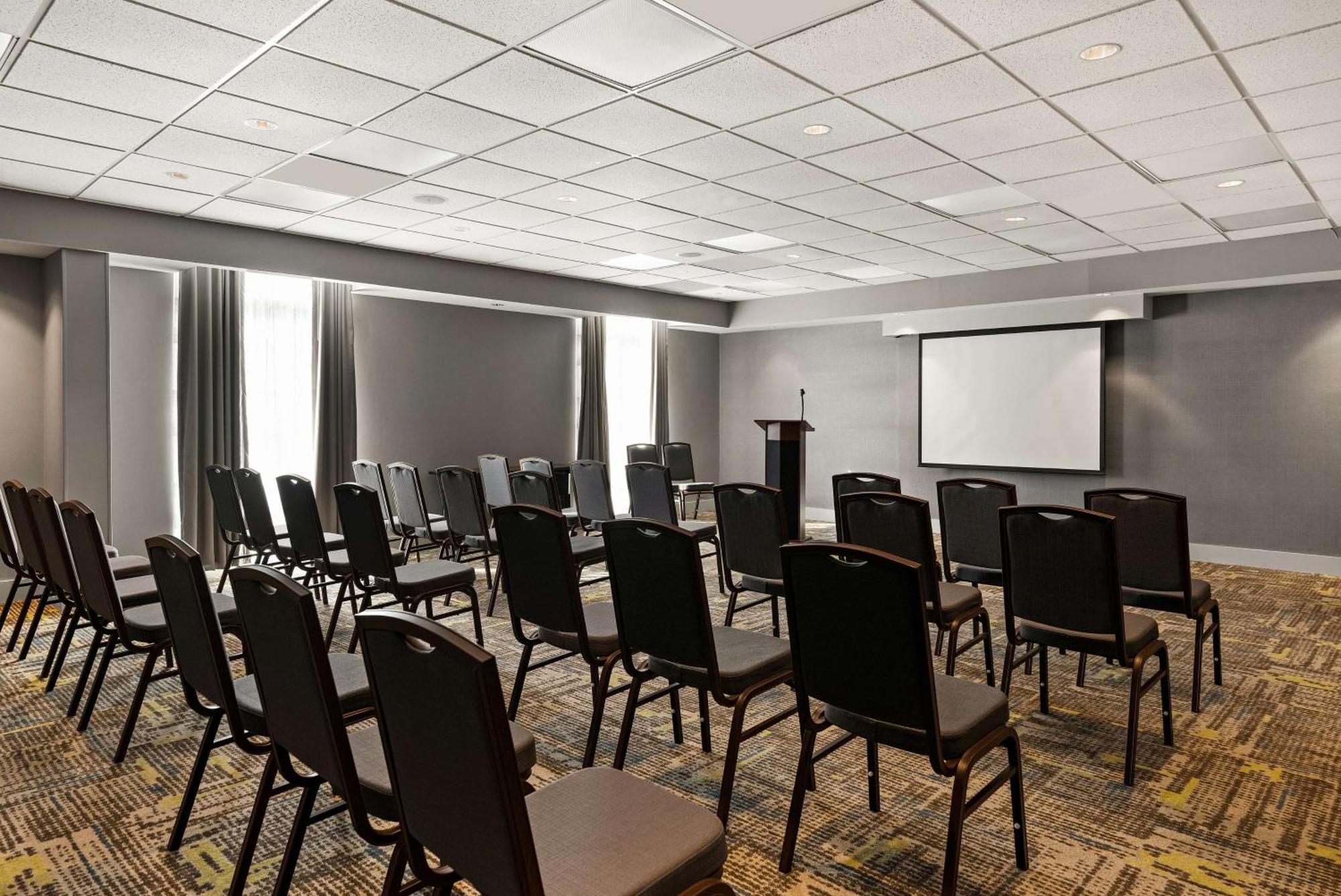 Hampton Inn & Suites Poughkeepsie Spackenkill Экстерьер фото