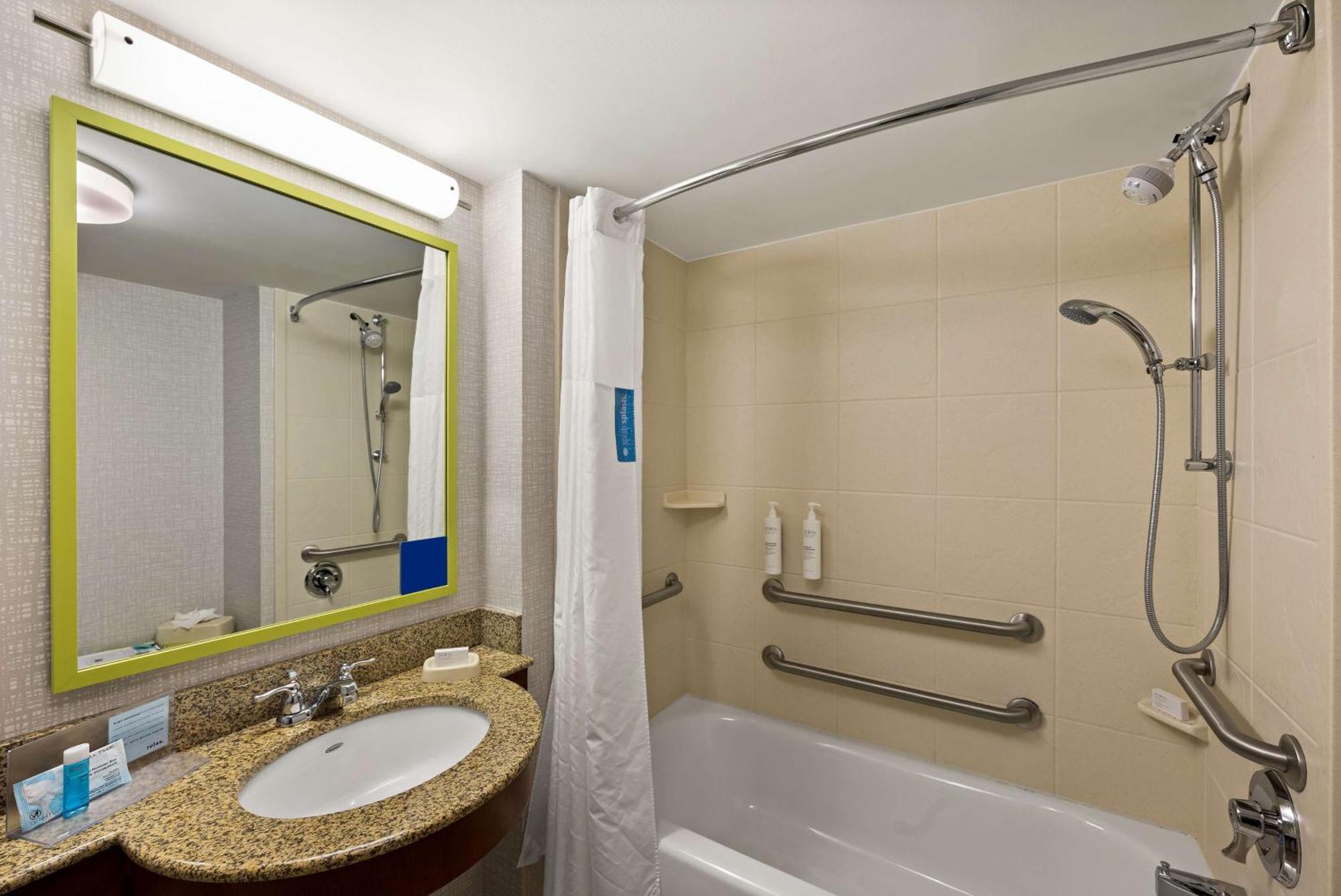 Hampton Inn & Suites Poughkeepsie Spackenkill Экстерьер фото