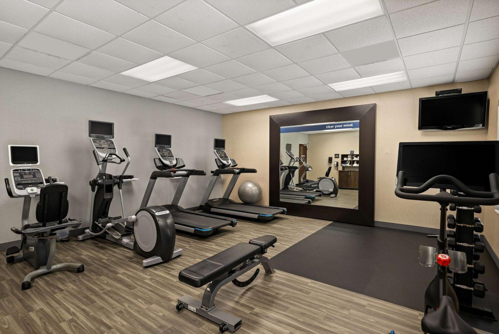Hampton Inn & Suites Poughkeepsie Spackenkill Экстерьер фото