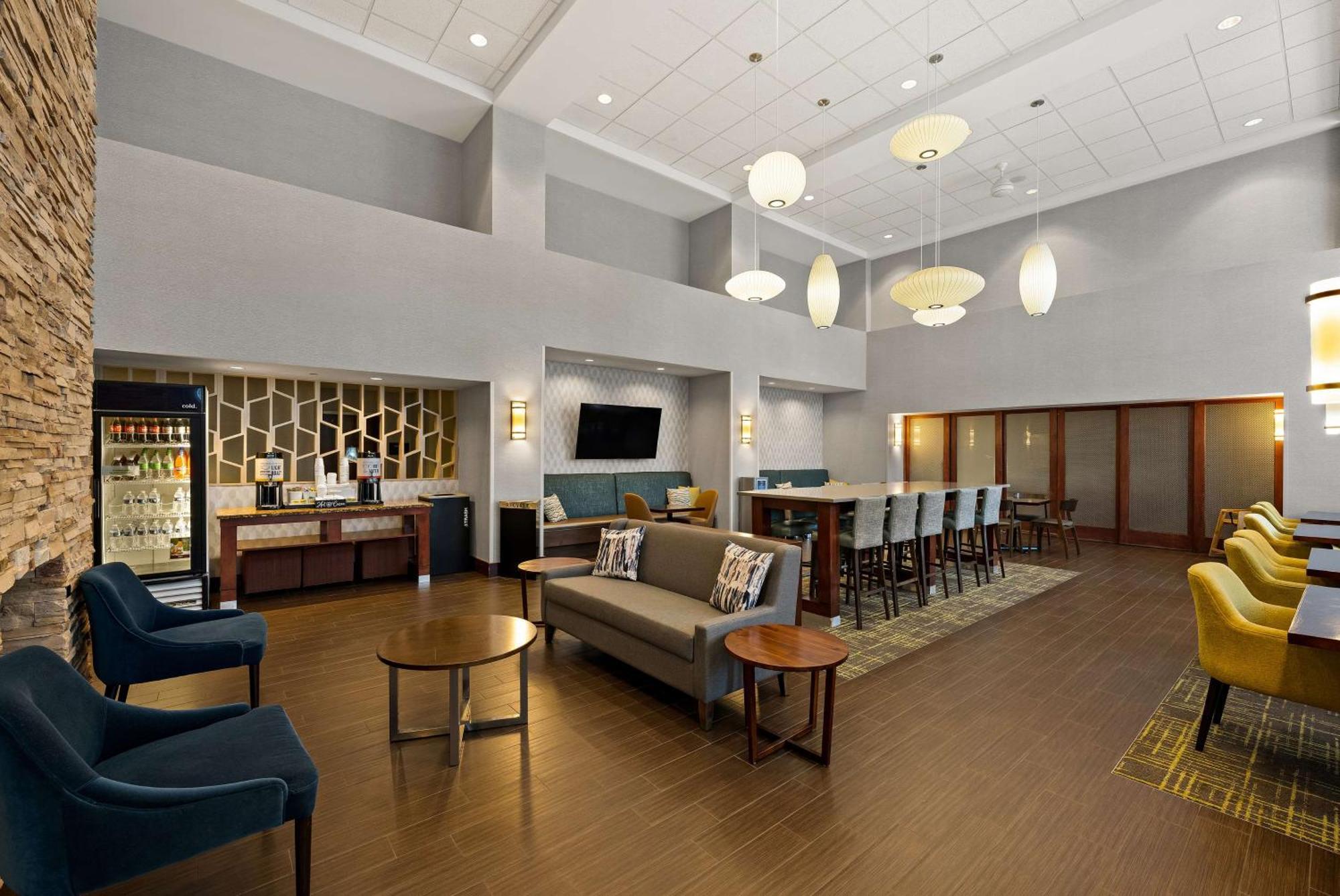 Hampton Inn & Suites Poughkeepsie Spackenkill Экстерьер фото