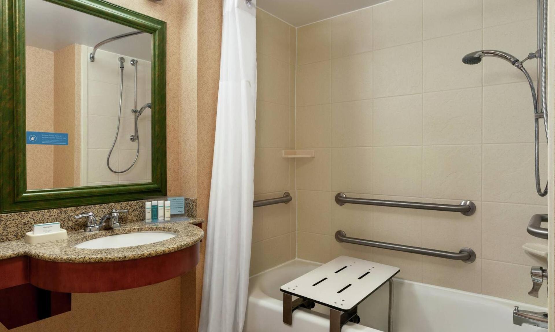 Hampton Inn & Suites Poughkeepsie Spackenkill Экстерьер фото