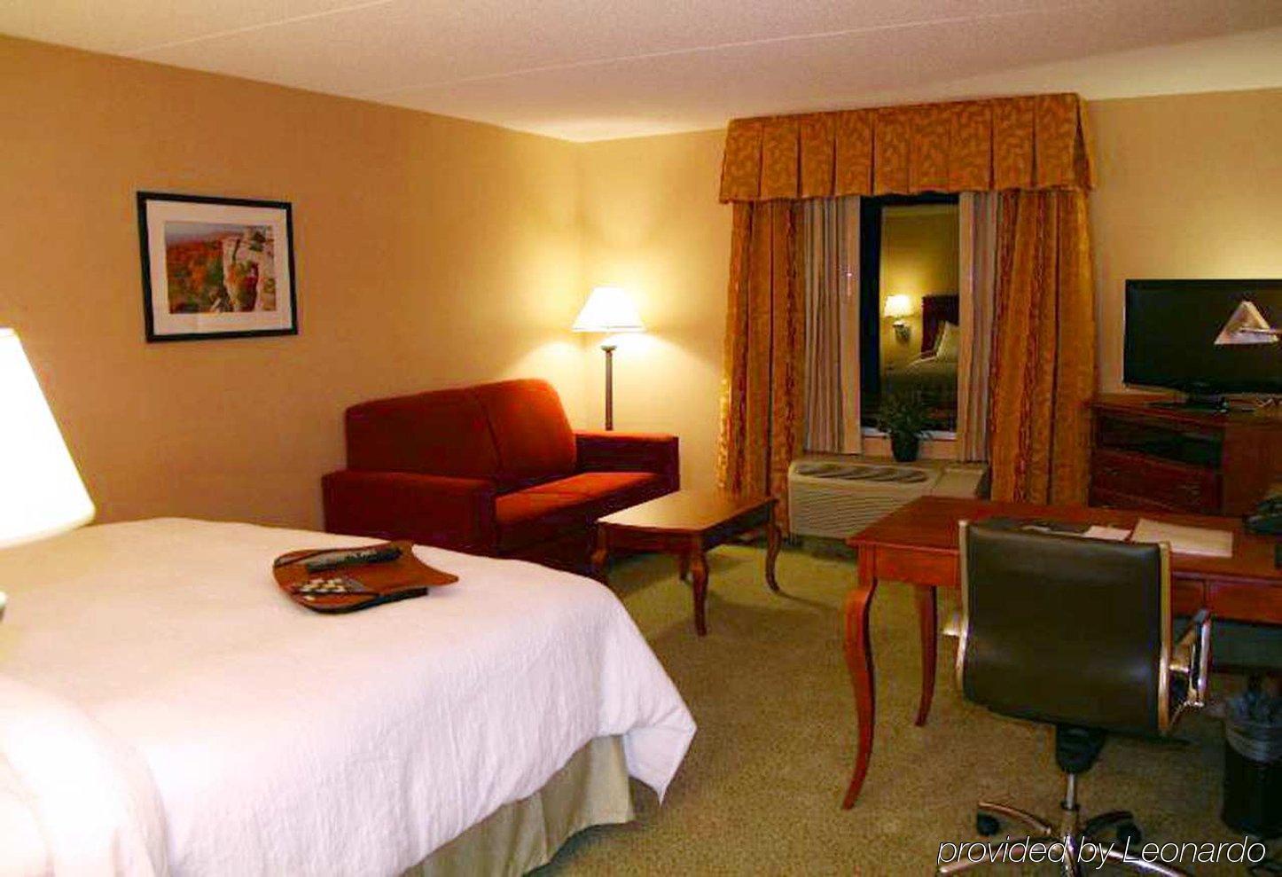 Hampton Inn & Suites Poughkeepsie Spackenkill Номер фото
