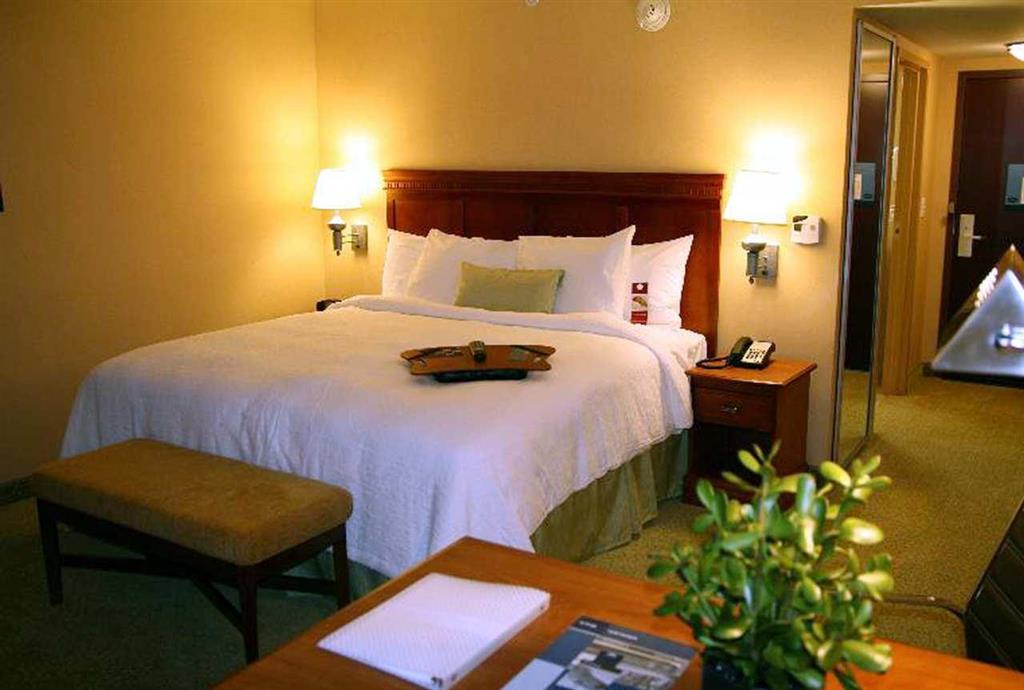 Hampton Inn & Suites Poughkeepsie Spackenkill Номер фото